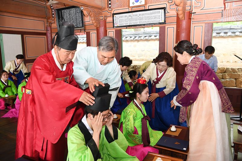 부산시 동래구는 오는 20일 제52회 성년의 날을 맞아 동래 향교에서 전통 성년례를 진행한다고 16일 밝혔다. 사진은 지난해 동래 향교에서 치러진 전통 성년례 모습. 동래구 제공