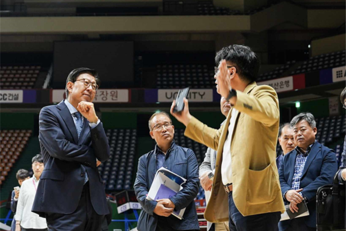 박형준 부산시장이 지난 9일 사직실내체육관을 방문해 시설을 점검하고 있다. 부산시 제공