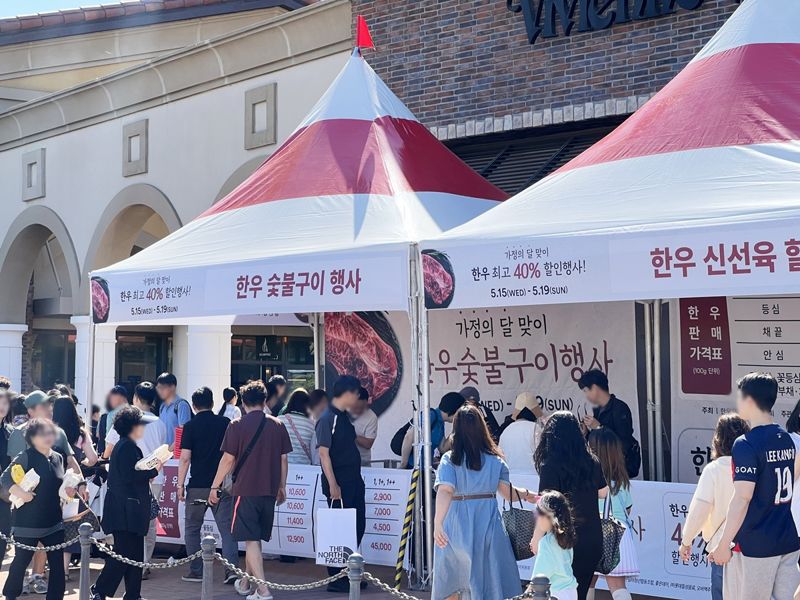 부산 프리미엄 아울렛서 진행중인 한우 숯불구이 행사 모습. 신세계사이먼 제공