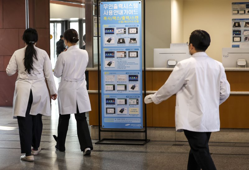 지난 2월8일 서울시내 한 대학병원에서 의사들이 이동하고 있다. 뉴시스
