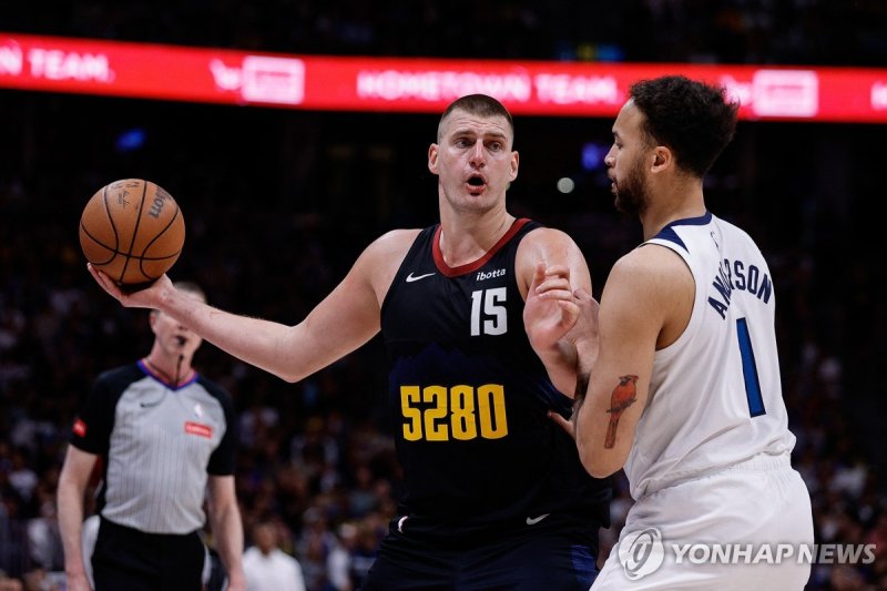 덴버의 요키치(왼쪽) May 14, 2024; Denver, Colorado, USA; Denver Nuggets center Nikola Jokic (15) controls the ball as Minnesota Timberwolves forward Kyle Anderson (1) guards in the third quarter during game five of the second round for the 2024 NBA playoffs at Ball Arena. Mandatory Credit: Isaiah J. Downing