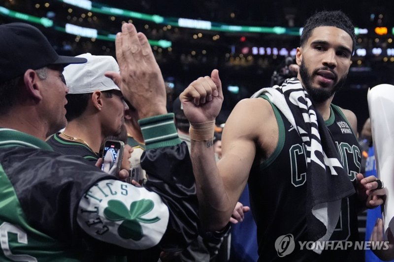 결승 진출을 확정하고 기뻐하는 보스턴의 테이텀(오른쪽) Boston Celtics forward Jayson Tatum, right, gestures to a fan after the Celtics defeated the Cleveland Cavaliers 113-98 in Game 5 of an NBA basketball second-round playoff series Wednesday, May 15, 2024, in Boston. The Celtics advanced to the Eastern Conference finals.