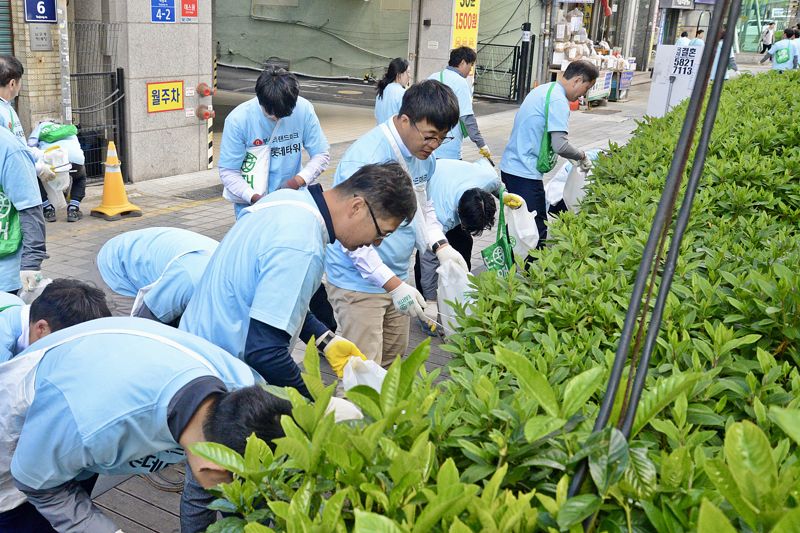 '부산롯데타워' 현장 임직원 60명 광복동 환경정화 캠페인