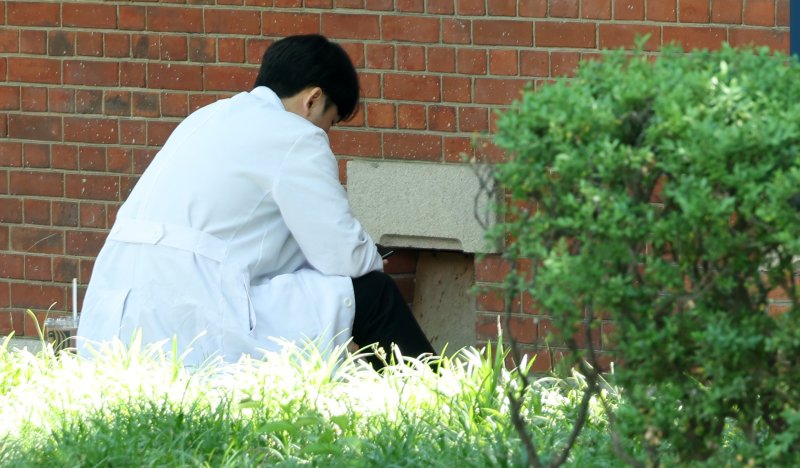 정부의 2025학년도 의대 증원 추진에 대한 법원 판단을 앞두고 있는 가운데 14일 서울 시내의 대형병원에서 한 의료진이 휴식을 취하고 있다. 서울고법이 집행정지 가처분 신청을 인용하면 2025학년도 입시에서 의대 증원은 사실상 무산된다. 2024.5.14/뉴스1 ⓒ News1 김성진 기자