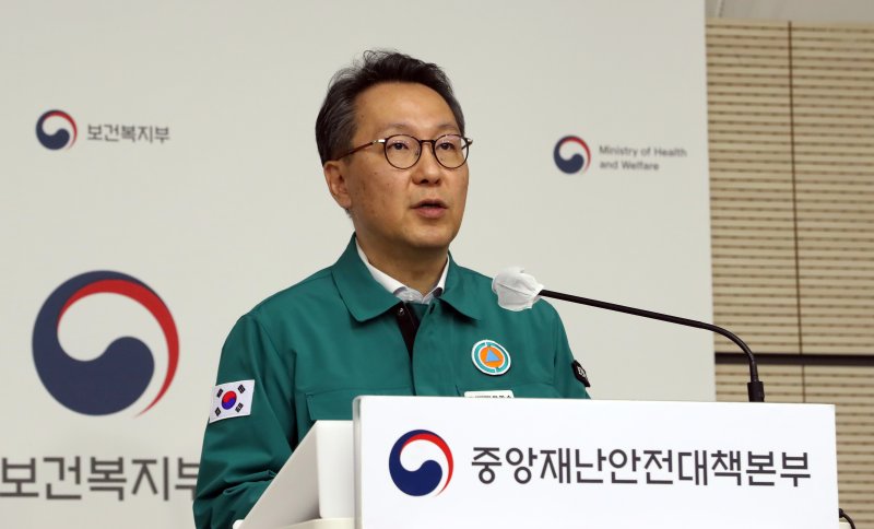박민수 중앙재난안전대책본부 제1총괄조정관(보건복지부 제2차관)이 8일 오후 세종시 정부세종청사에서 긴급 브리핑을 통해 의대 증원 2,000 명에 대한 1년 유예에 대해서는 내부 검토된 바 없으며 향후 검토할 계획도 없다고 밝혔다. 2024.4.8/뉴스1 ⓒ News1 김기남 기자