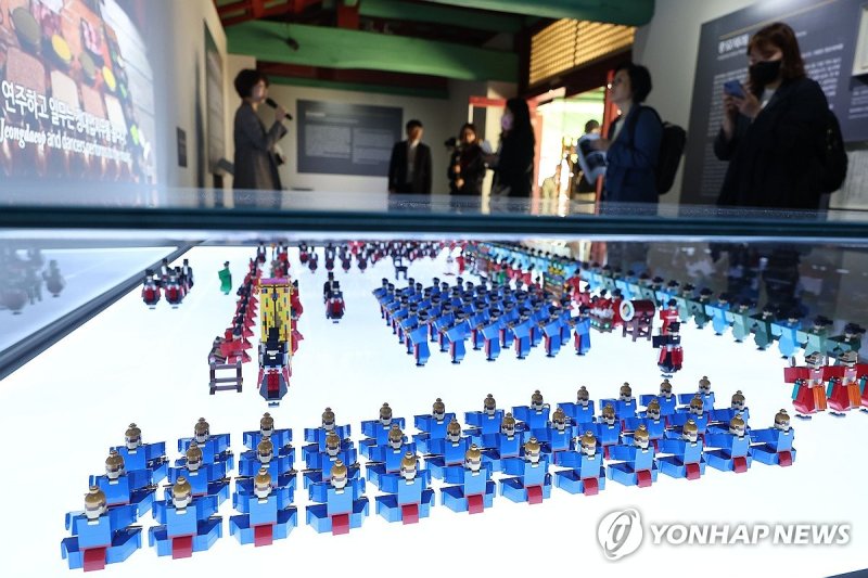 레고로 만든 종묘제례 레고로 만든 종묘제례 (서울=연합뉴스) 류영석 기자 = 16일 전시 개편 후 재개관한 서울 종묘 향대청에 콜린 진 작가의 '레고 오향친제반차도'가 전시되어 있다. 2024.5.16 ondol@yna.co.kr (끝)