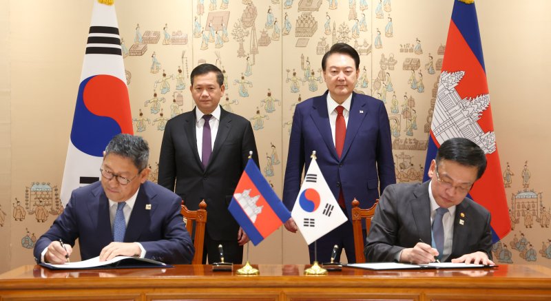 [서울=뉴시스] 전신 기자 = 윤석열 대통령이 16일 서울 용산 대통령실에서 최상목 경제부총리와 쏙 쩐다 소피어 캄보디아 부총리 겸 외교국제협력부장관의 '대외경제협력기금 차관에 관한 기본약정의 개정의정서' 서명을 지켜보고 있다. 2024.05.16. photo1006@newsis.com