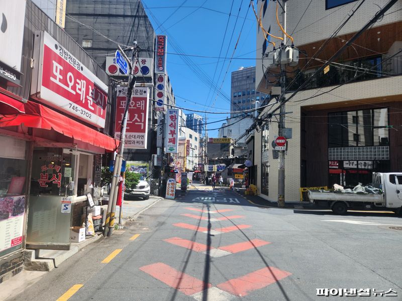 "참치, 간장, 어묵 다 올랐다...내 수입만 빼고", 울상짓는 '서민 먹거리' 상인들