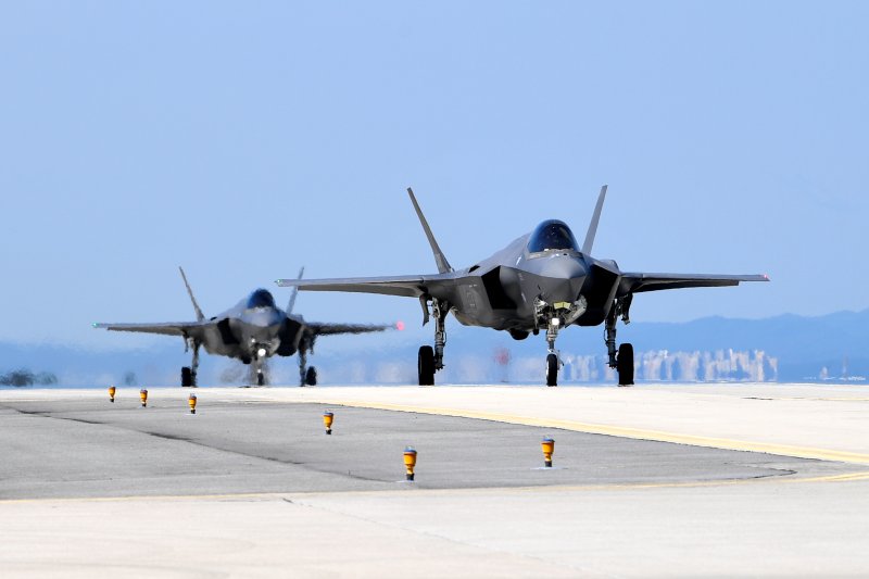 공군 ‘쌍매훈련’ 중 현존 최강 미 공군 F-22 랩터와 연합공중훈련 실시