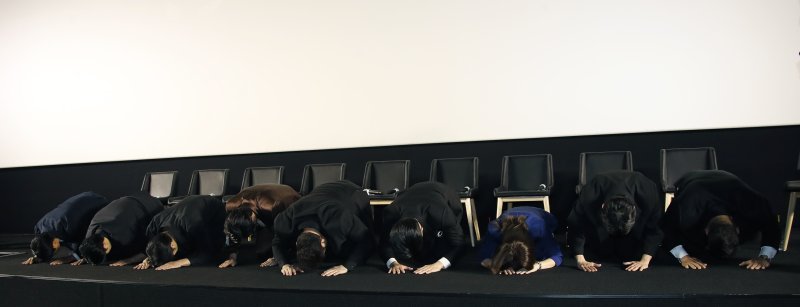 배우 마동석을 비롯한 영화 주역들이 16일 오후 서울 강남구 메가박스 코엑스에서 열린 '범죄도시4' 흥행 감사 쇼케이스에 앞서 큰절로 감사의 마음을 전하고 있다. '범죄도시4'는 개봉 22일째인 지난 15일 오전 7시 30분(영진위 통합전산망 기준) 천만 관객을 넘어서며 한국영화 사상 최초 시리즈 트리플 천만을 기록했다. '범죄도시4'는 올해 최단기간 천만, 시리즈 최단기간 천만 돌파 기록도 세웠다. 더불어 1편부터 4편까지 통틀어 누적 관객 4천만을 기록, 한국 영화 시리즈 사상 최초 기록을 더했다. 2024.5.16/뉴스1 ⓒ