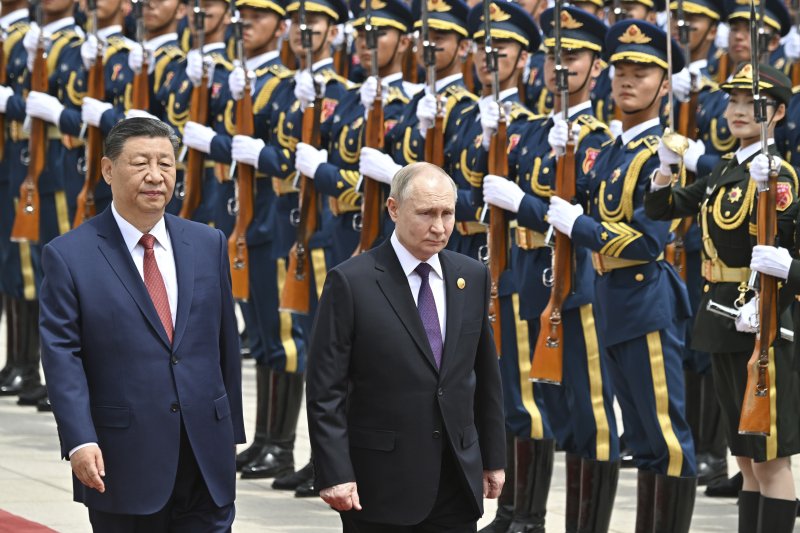 블라디미르 푸틴(오른쪽) 러시아 대통령이 16일 중국 베이징에서 시진핑 중국 국가주석과 함께 중국 의장대를 사열하고 있다. AP 뉴시스