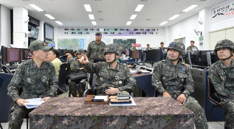 김명수 합참의장이 16일 강원 인제군 육군과학화전투훈련단 훈련통제실에서 과학화전투훈련체계에 대한 보고를 받으며 발언하고 있다. 사진=합동참모본부 제공