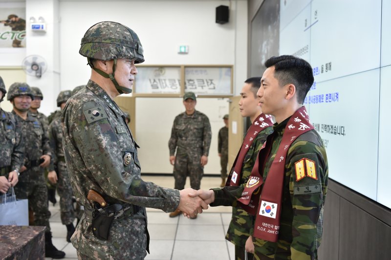 김명수 합참의장이 16일 강원 인제군 육군과학화전투훈련단을 방문, 과학화전투훈련단 대항군 요원에게 합참 머플러를 수여 후 격려하고 있다. 사진=합동참모본부 제공