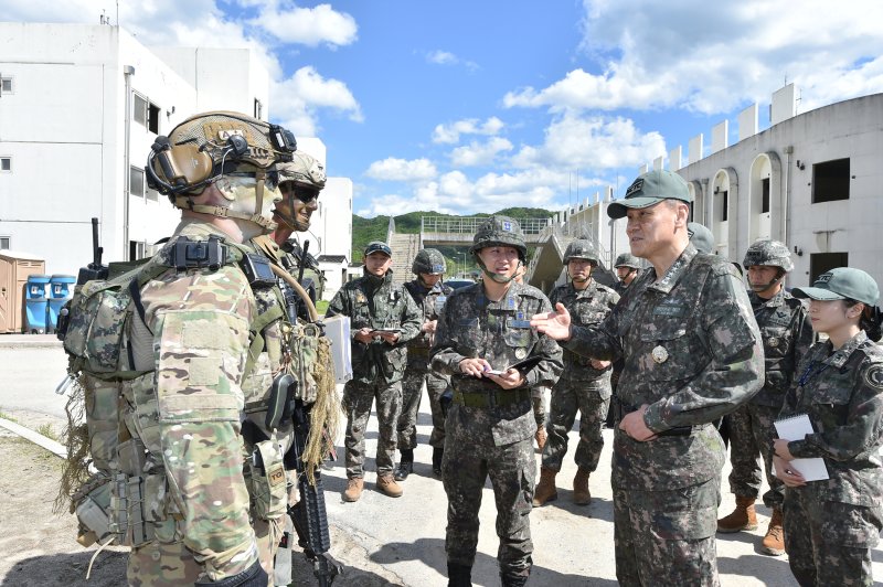 김명수 합참의장이 16일 강원 인제군 육군과학화전투훈련단을 한미 연합 과학화전투훈련에 참여하고 있는 한미 장병들을 격려하고 있다. 사진=합동참모본부 제공