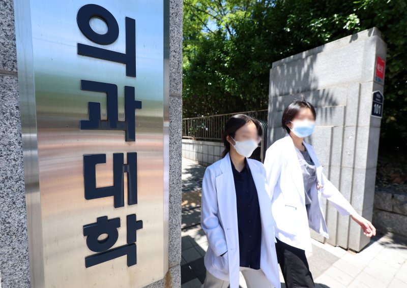 서울 시내 한 의과대학 앞으로 의료진들이 발걸음을 옮기고 있다. 2024.5.15 /뉴스1