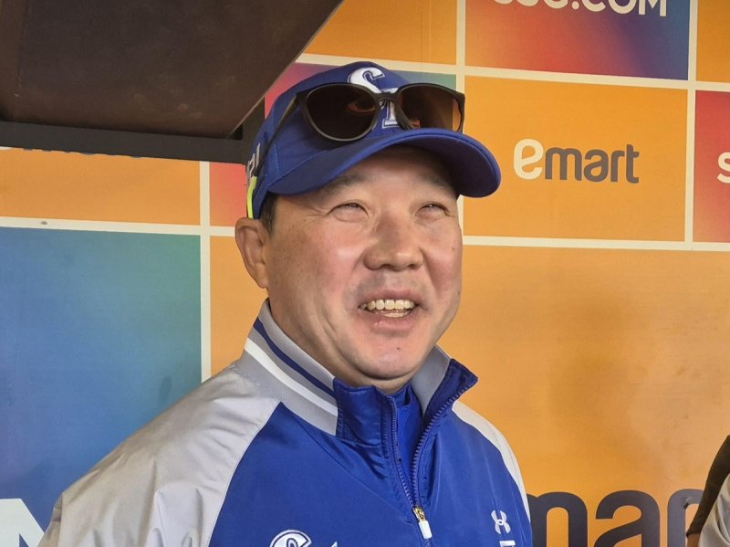 활짝 웃는 박진만 삼성 라이온즈 감독 (인천=연합뉴스) 김경윤 기자 = 박진만 삼성 라이온즈 감독이 16일 인천SSG랜더스 필드에서 열리는 프로야구 SSG 랜더스와 방문 경기를 앞두고 인터뷰하고 있다. 2024.5.16. cycle@yna.co.kr