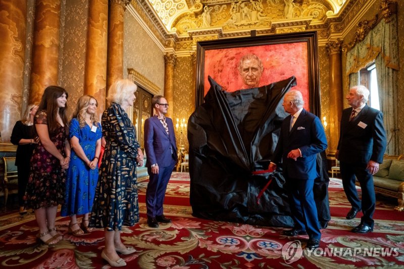 공식 초상화에서 제막하는 찰스 3세 Britain's King Charles unveils his portrait by artist Jonathan Yeo, at Buckingham Palace, London, Britain May 14, 2024. Aaron Chown/Pool via REUTERS