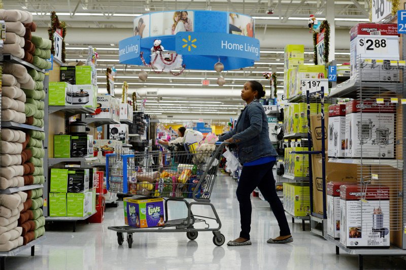 미국 캘리포니아주 로스앤젤레스(LA)의 월마트 매장에서 지난해 11월 26일(현지시간) 소비자들이 쇼핑을 하고 있다. 월마트와 타깃 등 미 양대 소매체인은 최근 수요 둔화에 대응해 대대적인 가격 할인을 시작했다. 로이터 연합