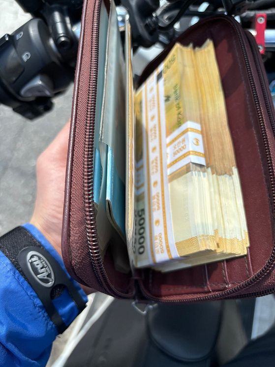 배달 기사 이 모 씨가 주운 지갑. 5만원권이 다발로 들어있다./사진=JTBC