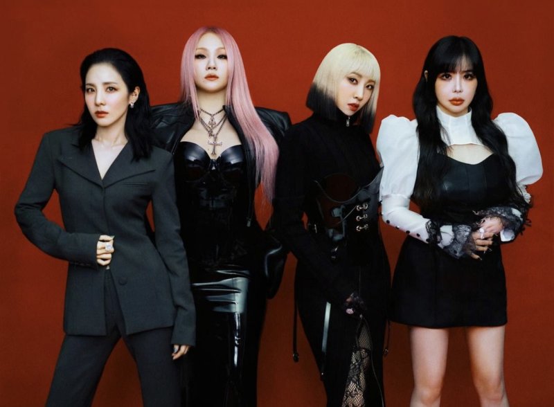 뿌리 깊은 아름다움 느껴 2NE1, 데뷔 15주년 자축 속 단체 사진 공개