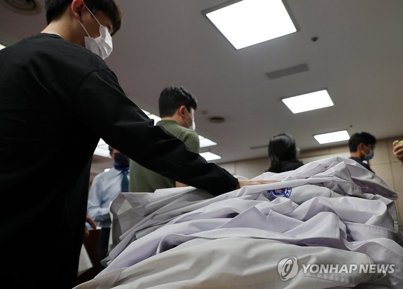 가운 내려놓는 의사들 가운 내려놓는 의사들 (익산=연합뉴스) 나보배 기자 = 29일 오전 전북 익산 원광대학교병원 대강당에서 교수들이 사직서를 제출한 뒤 가운을 두고 떠나고 있다. 2024.4.29 warm@yna.co.kr (끝)