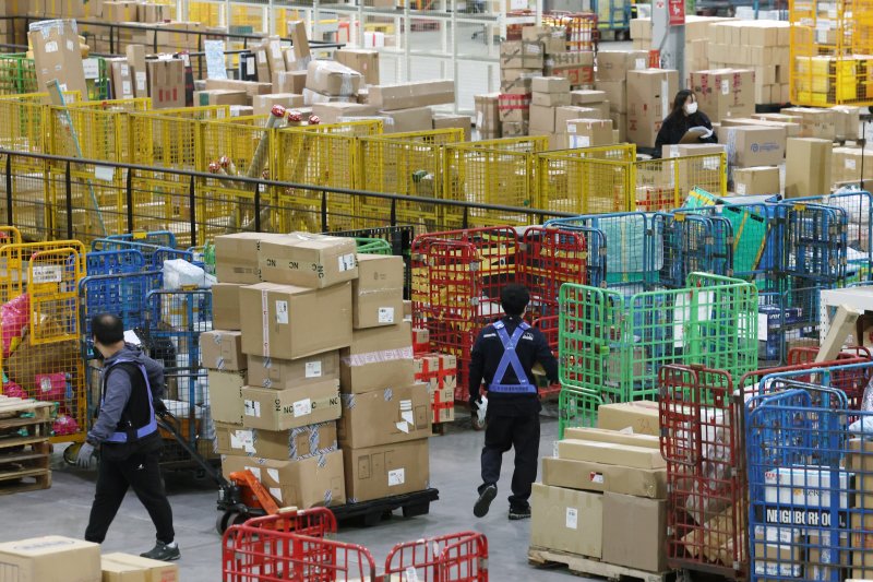 [인천=뉴시스] 조성우 기자 = 인천 중구 인천세관 특송물류센터에 해외 직구 물품들이 쌓여 있다. 2023.11.22. xconfind@newsis.com