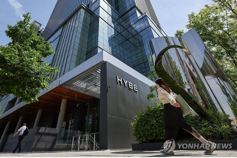 하이브, 내부 다툼에 주가에도 영향 하이브, 내부 다툼에 주가에도 영향 (서울=연합뉴스) 서대연 기자 = 가요 기획사 하이브의 주가가 걸그룹 뉴진스가 소속된 산하 레이블 어도어 민희진 대표와의 갈등으로 하락세를 보이고 있다. 하이브는 22일 민희진 대표 등이 경영권 탈취 시도를 했다며 전격 감사에 착수한 것으로 알려졌다. 민 대표는 하이브의 또 다른 산하 레이블인 빌리프랩의 걸그룹 아일릿이 뉴진스를 카피했다는 공식입장으로 맞받아쳤다. 이 갈등의 영향 등으로 22일 하이브의 주가는 전 거래일보다 7.81％ 하락했다. 사진은 23일 오