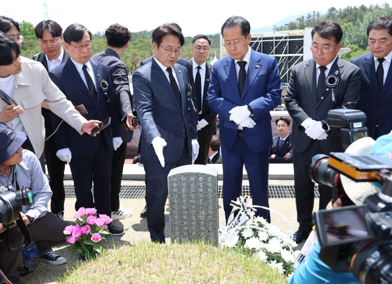 홍준표 시장, 국립 5·18민주묘지 특별 참배...민주화 정신 기려