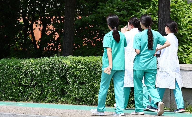 서울 시내의 한 대학병원에서 의료진들이 이동하고 있다. 뉴시스