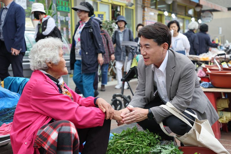 김진태 도지사가 17일 5일장이 열린 춘천 풍물시장 방문, 상인과 이야기를 나누고 있다. 강원자치도 제공