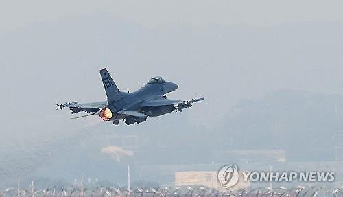 이륙하는 F-16 전투기 (평택=연합뉴스) 홍기원 기자 = 한미 연합공중훈련 '비질런트 디펜스'(Vigilant Defence)가 시작된 30일 경기도 평택시 주한미공군 오산기지에서 F-16 전투기가 이륙하고 있다. 2023.10.30 xanadu@yna.co.kr