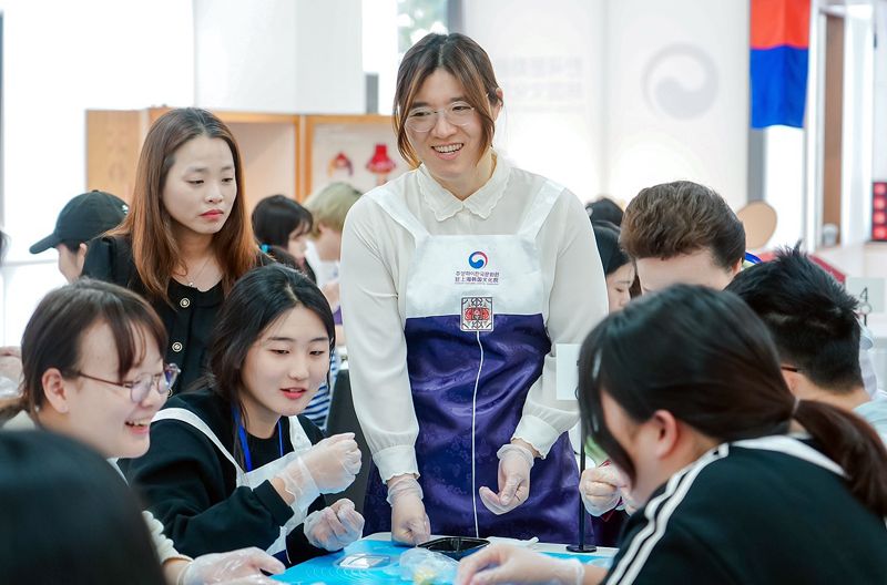 문화체육관광부 장미란 제2차관이 지난 16일(현지시간) 중국 주상하이한국문화원에서 열린 한중 무형문화교류전에 참석해 양국 대학생들과 함께 한국 전통음식 만들기 체험을 하고 있다. 문체부 제공