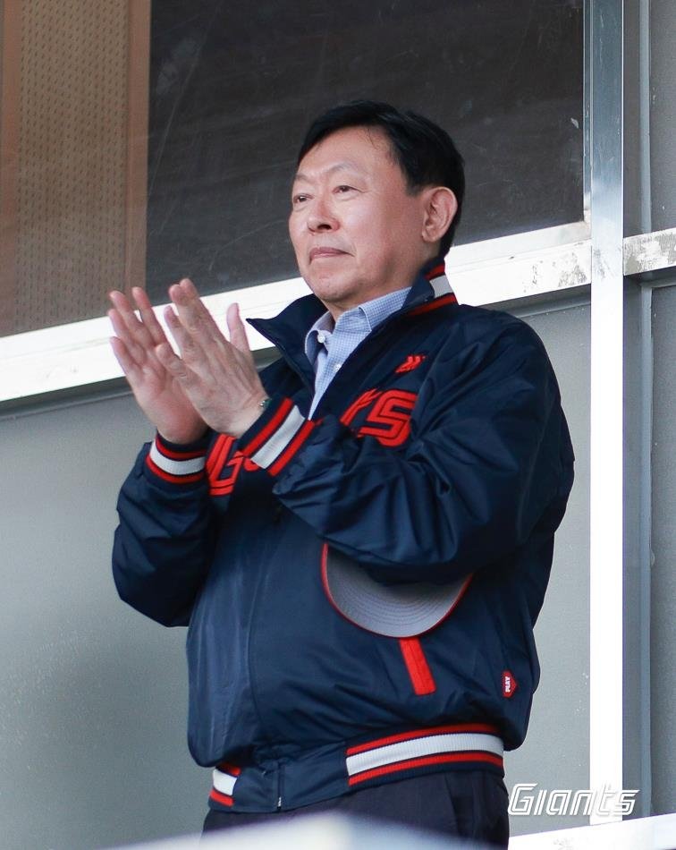 선수들을 응원하는 신동빈 롯데그룹 회장 [롯데 자이언츠 제공. 재판매 및 DB 금지]