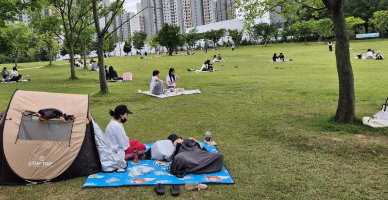 [전주=뉴시스] 김얼 기자 = 전북 전주시 세병공원을 찾은 시민들이 피크닉을 즐기고 있다. 2024.05.11. pmkeul@newsis.com