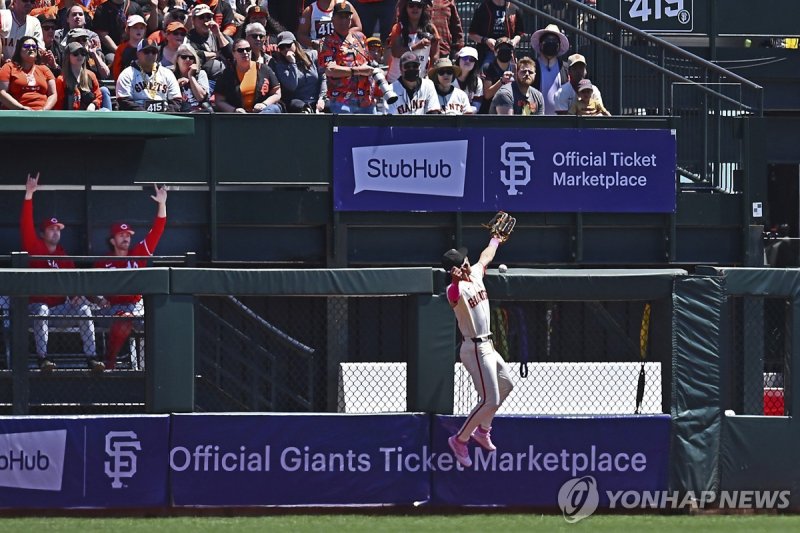이정후가 어깨 부상을 당하는 장면 San Francisco Giants' Jung Hoo Lee fails to catch a fly ball hit by Cincinnati Reds' Jeimer Candelario in the first inning of a baseball in San Francisco, Sunday, May 12, 2024. Lee would leave the game after injuring himself during the play. (Jose Carlos Fajardo/Bay Area News Grou