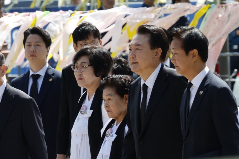 [속보]尹 "온 국민 행복·풍요로운 미래로 가야 5월 정신 계승"