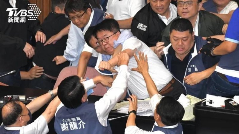 지난 17일 대만 입법원에서 쟁점 법안 등을 둘러싸고 몸싸움을 벌이고 있는 대만의 국민당과 민진당 등 여야 입법의원(국회의원)들. TVBS 캡처. 연합뉴스