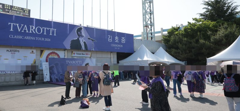 '공연 강행' 김호중 콘서트 보러 온 팬들 (창원=연합뉴스) 정종호 기자 = 18일 오후 가수 김호중(33)의 전국 투어 콘서트 '트바로티 클래식 아레나 투어 2024'가 열리는 경남 창원시 성산구 창원스포츠파크 실내체육관 인근에서 팬들이 이동하고 있다. 2024.5.18 jjh23@yna.co.kr (끝)