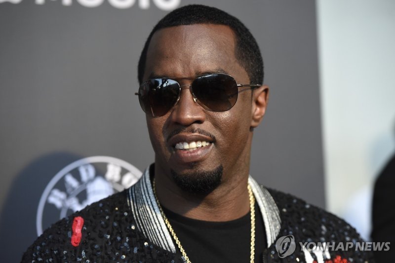 힙합 거물 션 디디 콤스 FILE - Sean "Diddy" Combs appears at the premiere of "Can't Stop, Won't Stop: A Bad Boy Story" on June 21, 2017, in Beverly Hills, Calif. (AP Photo by Chris Pizzello/Invision/AP, File) 062117120240, 21334631,
