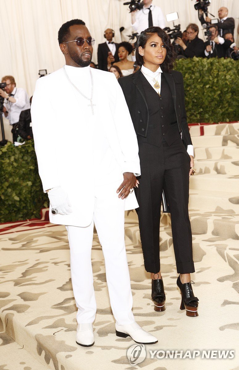 2018년 션 디디 콤스와 캐시(오른쪽) epa06718039 Sean Combs (L) and Cassie Ventura (R) arrives on the red carpet for the Metropolitan Museum of Art Costume Institute's benefit celebrating the opening of the exhibit "Heavenly Bodies: Fashion and the Catholic Imagination" in New York, New York, USA, 07 May 2018. Th