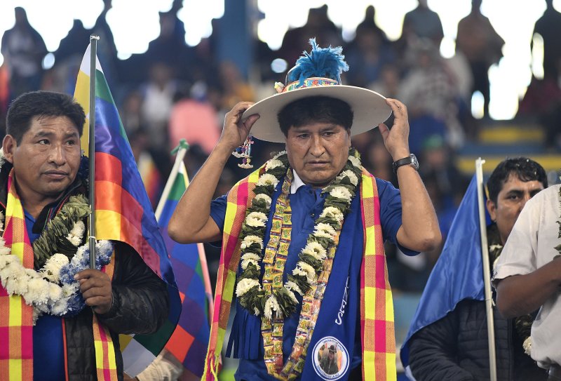 볼리비아의 에보 모랄레스 전 대통령이 지난 5월 18일 볼리비아 코차밤바의 정치 집회에 참석해 모자를 만지고 있다.<div id='ad_body3' class='mbad_bottom' ></div>EPA연합뉴스