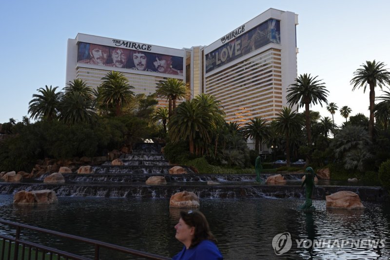 라스베이거스의 미라지 호텔 A person stands in front of the Mirage hotel-casino along the Las Vegas Strip Thursday, May 16, 2024, in Las Vegas. The iconic casino will shut its doors this summer on July 17, 2024, the end of an era for a property credited with helping transform Sin City into an ultra-luxury resort