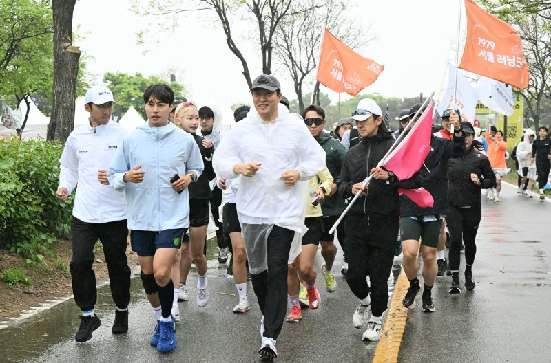 오세훈 시장, 시민 1500명과 현충일 맞아 6.6㎞ 걷기 기부