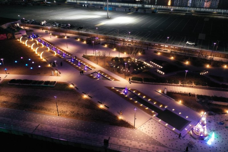 부산 북항 친수공원 개방 부산 북항 친수공원 개방 (부산=연합뉴스) 부산항 북항 재개발지역 내 친수공원이 일부 개방됐다. 부산항만공사가 북항 친수공원 19만㎡ 가운데 1차로 조성된 2만6천㎡를 23일부터 개방한다고 밝혔다. 북항 친수공원은 과거 보안 구역인 항만이 있던 자리를 시민에게 돌려주기 위해 2014년 국제현상 공모를 시작으로 본격적인 조성사업에 들어갔다. 사진은 부산 북항 재개발지역 '바다빛 산책'. 2021.12.23 [부산항만공사 제공. 재판매 및 DB 금지] photo@yna.co.kr (끝)