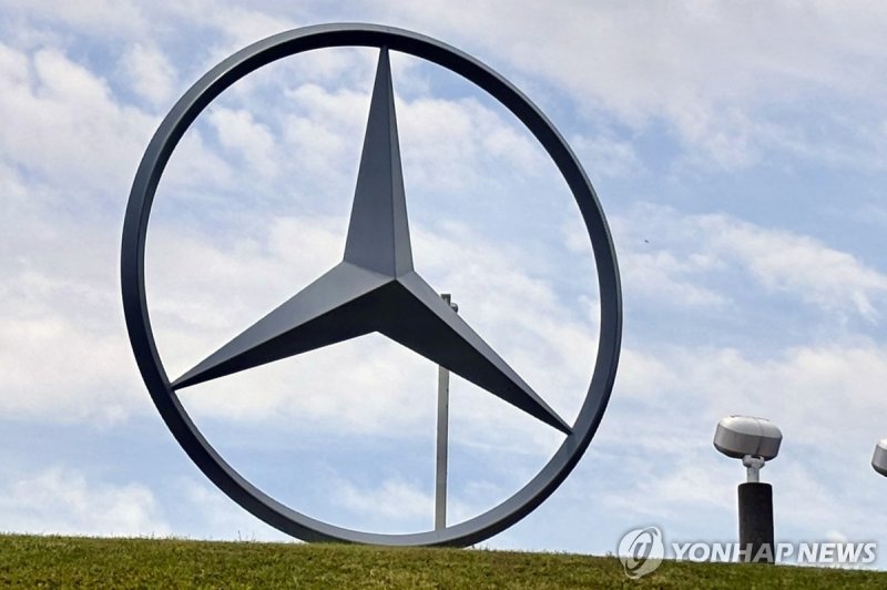 미국 앨래배마주 메르세데스-벤츠 공장의 로고 FILE - The Mercedes emblem is displayed outside the Mercedes-Benz U.S. International, Inc. plant, Sunday, May 5, 2024, in Tuscaloosa, Ala. The United Auto Workers union faces the latest test of its ambitious plan to unionize auto plants in the historically nonunion South whe