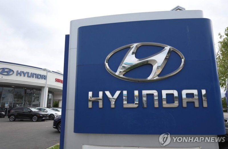 미국 현대차 판매점의 로고 SAN LEANDRO, CALIFORNIA - MAY 30: New Hyundai cars are displayed on the sales lot at San Leandro Hyundai on May 30, 2023 in San Leandro, California. A surge in Kia and Hyundai thefts began last year after viral videos appeared on social media sites showing how to exploit the lack of a
