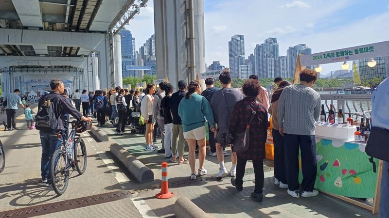 전남도가 서울특별시와의 우호 협력 사업으로 서울 잠수교에서 열리는 '지역과 함께하는 동행마켓' 농특산물 직거래장터에 19일에 이어 오는 6월 2일과 16일 3차례 참가한다. 전남도 제공