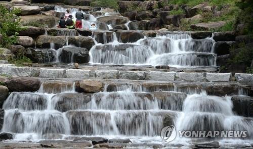 경남 거창군 가조면 항노화힐링랜드 내 계곡에 맑은 물이 흐르고 있다.