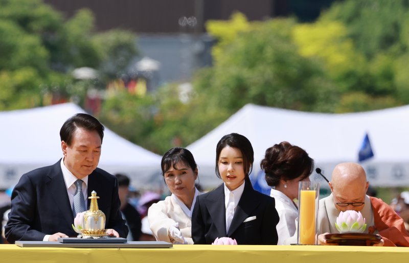 윤석열 대통령과 김건희 여사가 19일 경기도 양주시 회암사지에서 열린 '회암사 사리 이운 기념 문화축제 및 삼대화상 다례재'에서 조계종 총무원장 진우스님과 함께 헌등하고 있다. 연합뉴스