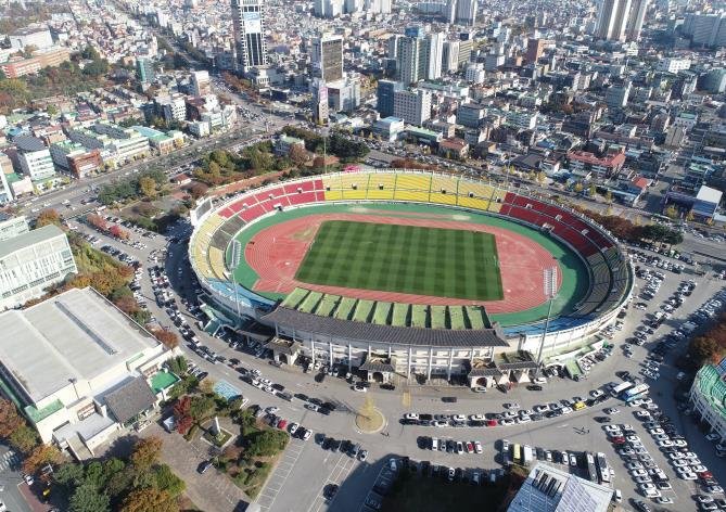 철거되는 전북 전주 종합경기장 전주시 제공